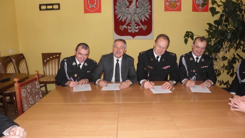 Podpisanie porozumienia od lewej Prezes OSP Brdów, Wójt Gminy Babiak, Komendant Powiatowy PSP w Kole, Członek zarządu wojewódzkiego ZOSPRP.